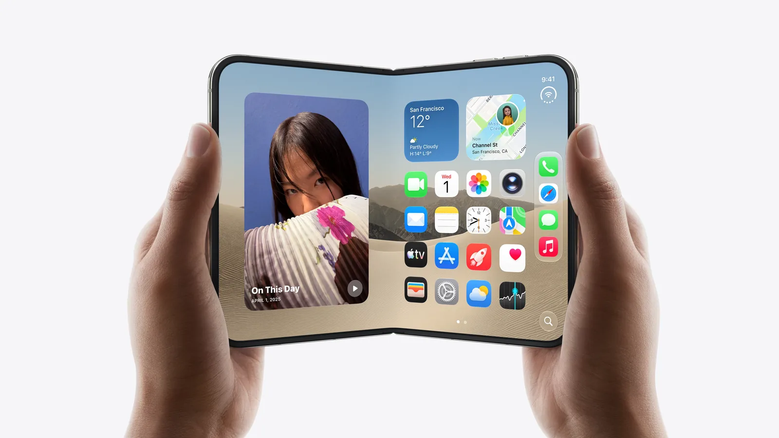 Rozłożony iPhone Duo trzymany w dwóch dłoniach, z ekranem głównym iOS